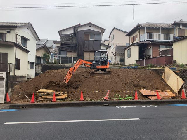 木造2階建て・間知擁壁解体工事(埼玉県さいたま市見沼区大和田)　工事中の様子です。